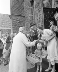 881056 Afbeelding van de ontvangst van Koningin Juliana bij de St. Catharinakerk (Lange Nieuwstraat 36) te Utrecht ter ...